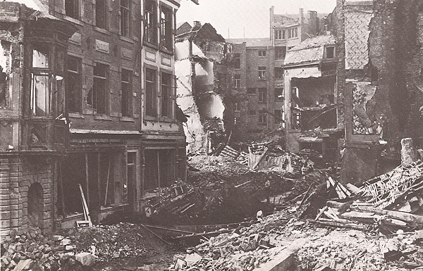 Ici une photo de ma maison après le bombardement, c’est la maison blanche en avant blanc. (Collection Falmagne)