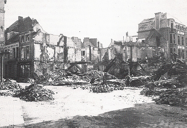 Voici l’ancienne poste située au coin de la rue Julie Billart et de la Place d’Armes. La rue de la Tour n’existait pas à l’époque. (Photo Piron)