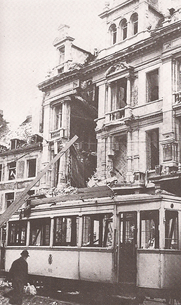 C’est sous ce tram retourné qu’était notre amie Flora… (Collection CREHSGM)