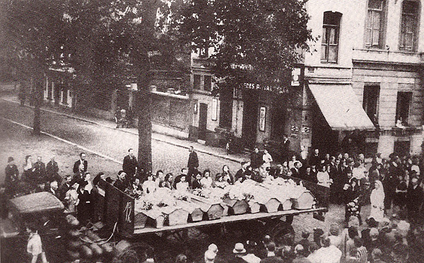 Le cortège est ici à hauteur du parc Marie-Louise, au coin avec la rue de Bruxelles. (Collection Chapelle)