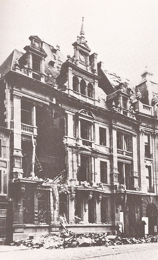 L’hôtel de ville transpercé par la bombe. Tout était détruit, y compris le sous-sol où nous habitions. (Collection Jean Falmagne)