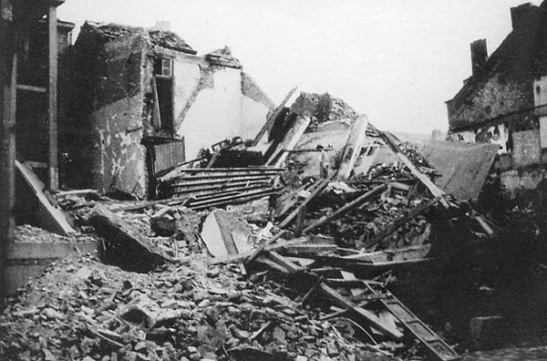 Voici l’état dans lequel était désormais la rue St-Nicolas. (Collection Martine Duwez)