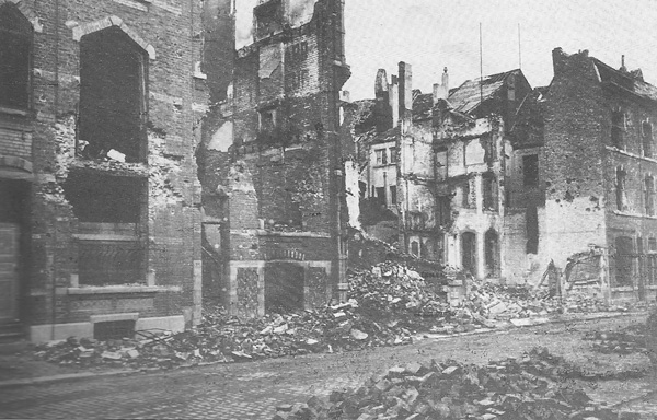 Ma mère a encore eu de la chance, voyez les dégâts dans la rue Jean-Baptiste Brabant. Ici la section entre la rue des Bourgeois et la rue St-Nicolas (photo Piron)