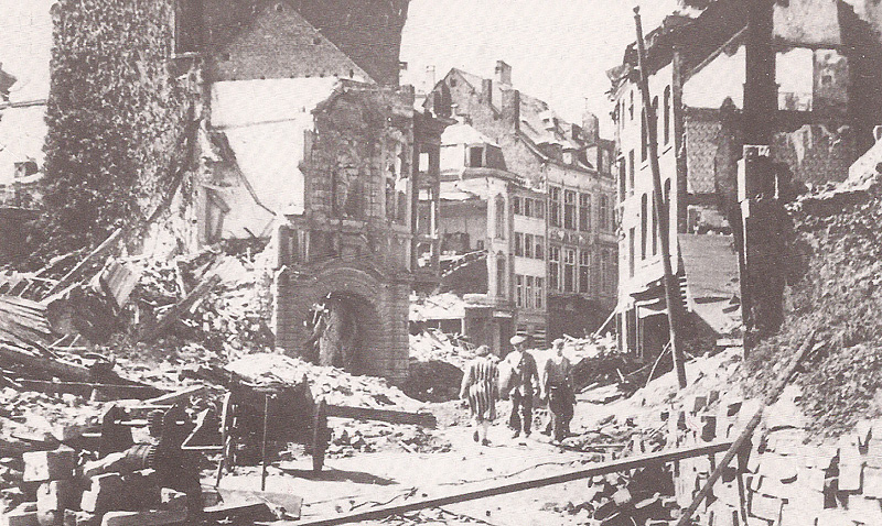 Porte du refuge de l’Abbaye de Floreffe, parmi les ruines (Collection Vincart)